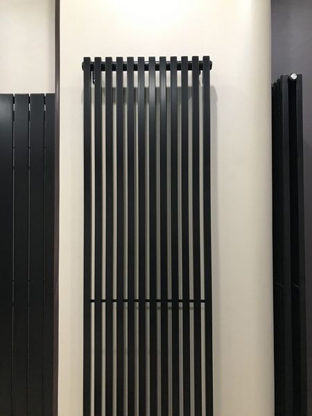 Дизайнерський вертикальний радіатор опалення BETATHERM Quantum 1 H-1800 мм, L-405 мм нижнє підключення BQ 1180/10 9005М 99 фото