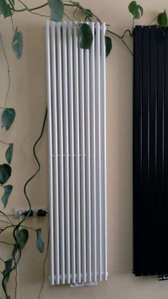 Дизайнерський вертикальний радіатор опалення BETATHERM Praktikum 1 H-1800 мм, L-387 мм нижнє підключення PV 1180/10  9016М 99 фото
