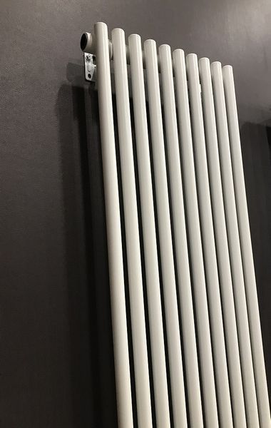 Дизайнерський вертикальний радіатор опалення BETATHERM Praktikum 1 H-1800 мм, L-387 мм нижнє підключення PV 1180/10  9016М 99 фото