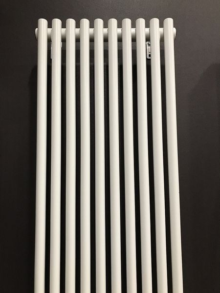 Дизайнерський вертикальний радіатор опалення BETATHERM Praktikum 1 H-1800 мм, L-387 мм нижнє підключення PV 1180/10  9016М 99 фото