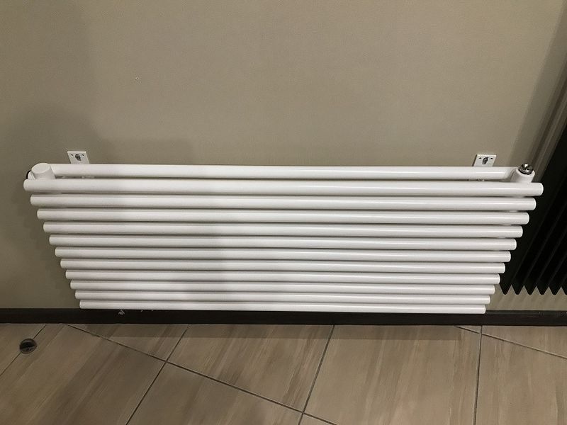 Дизайнерский горизонтальный радиатор отопления BETATHERM Praktikum 2 H-425 мм, L-1000 мм с боковым подключением PH 2140/11  9016М 34 фото