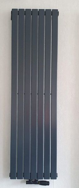 Дизайнерский вертикальный радиатор отопления BETATHERM Blende 1 H-1400 мм, L-394 мм нижнее подключение B2V 1140/07 7024M 99 фото