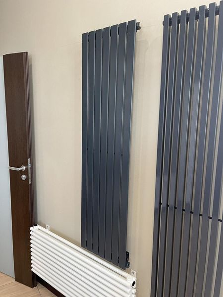 Дизайнерский вертикальный радиатор отопления BETATHERM Blende 1 H-1400 мм, L-394 мм нижнее подключение B2V 1140/07 7024M 99 фото