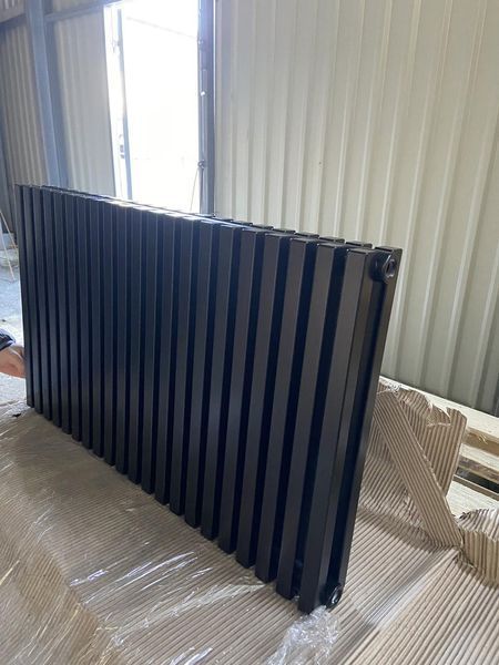 Дизайнерський горизонтальний радіатор опалення BETATHERM Quantum 2 H-500 L-1205 з нижнім підключенням BQ 2050/30 9005M 88 фото